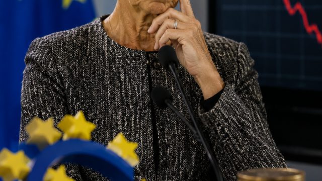 Euro Struggles Amid Lagarde's Dovish Remarks and Weak Data